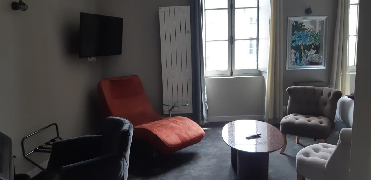 Logis Hotel Le Grand Cerf Ernee Ngoại thất bức ảnh