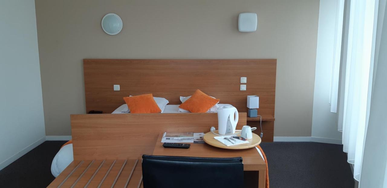 Logis Hotel Le Grand Cerf Ernee Ngoại thất bức ảnh
