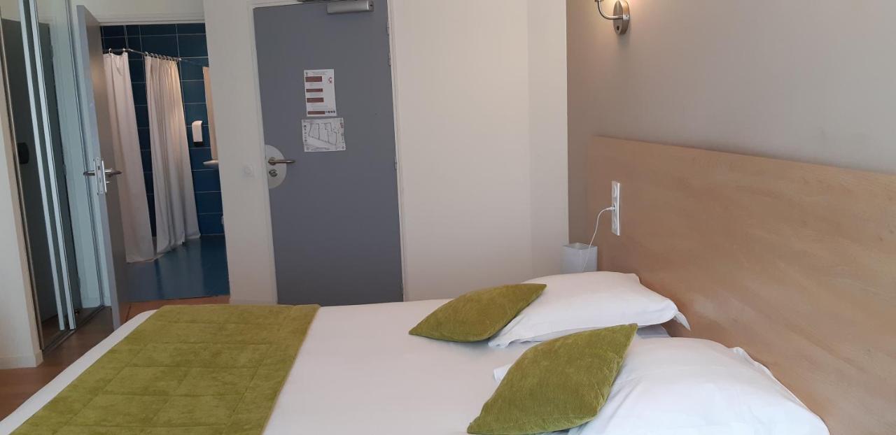Logis Hotel Le Grand Cerf Ernee Ngoại thất bức ảnh