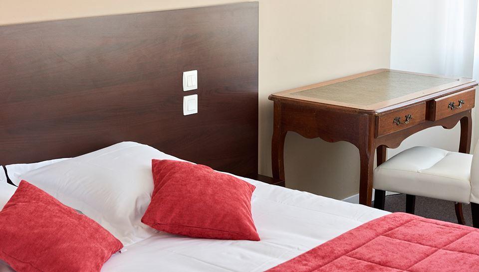 Logis Hotel Le Grand Cerf Ernee Ngoại thất bức ảnh