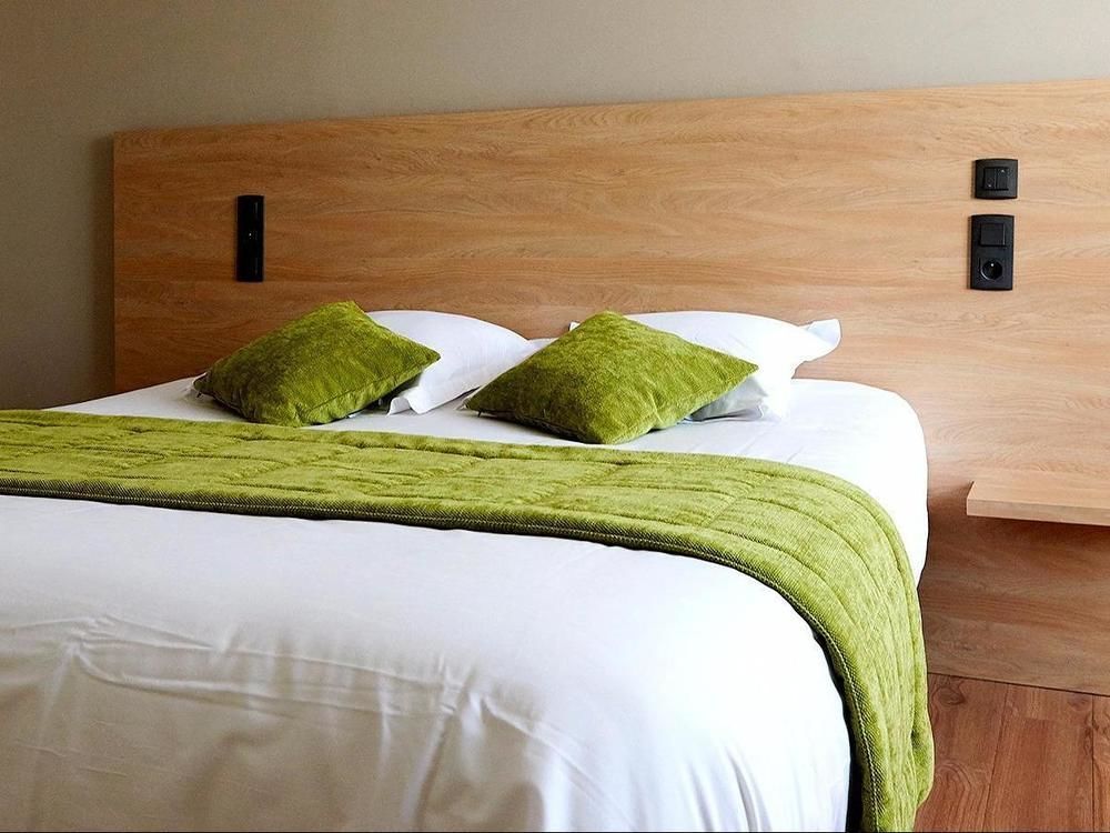 Logis Hotel Le Grand Cerf Ernee Ngoại thất bức ảnh