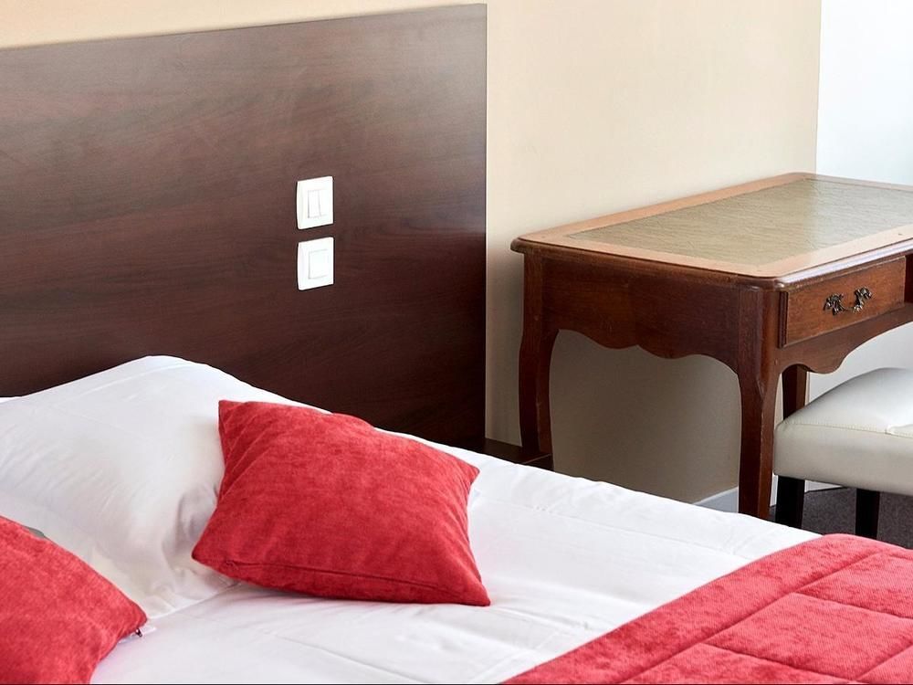 Logis Hotel Le Grand Cerf Ernee Ngoại thất bức ảnh